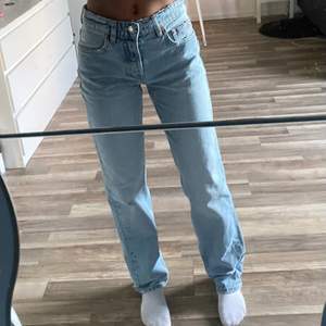 Zara straight jeans mid rise, slutsålda!! De är i storlek 34. Har aldrig använt de pågrund av att de är lite stora i min midja. De är super fina och i ett bra skick💕 
