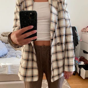 Blazer Hm strl 42 - Strl 42 men passar mig om man gillar lite oversized som har S vanligtvis! Väldigt fin och nästan oanvänd 
