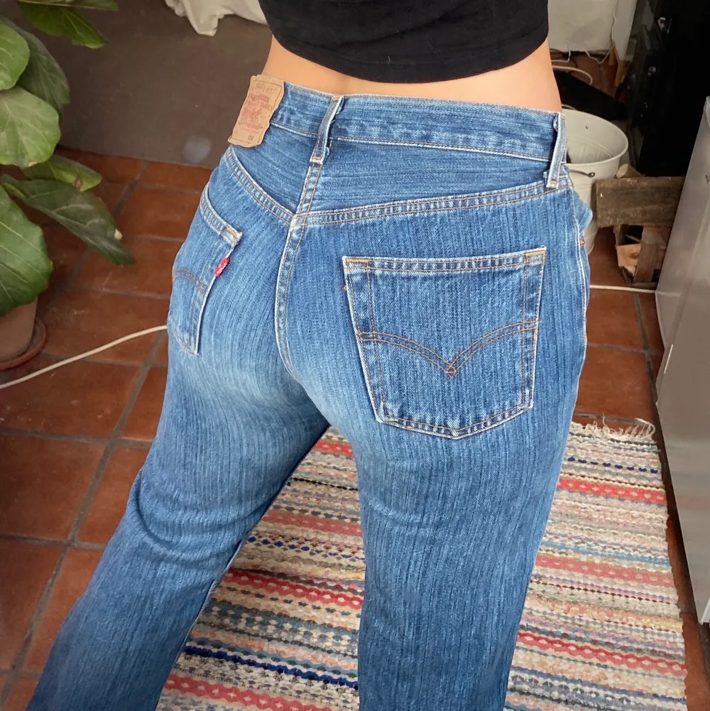 Så snygga Levis jeans köpta här på plick, kommer tyvärr inte till använding! Vet inte riktigt storlek men passar mig som brukar ha 26 i jeans och 36 i byxor💘. Jeans & Byxor.