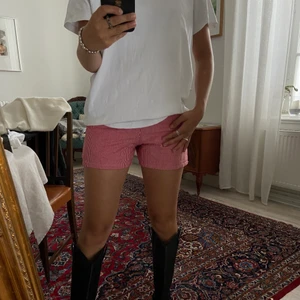 Rutiga shorts i strl. 34 - Röd och vit rutiga shorts vintage shorts i storlek 34. Köpte på second hand och märket är oklart. 