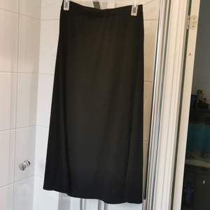 En svart lång kjol (ca 94cm lång) 