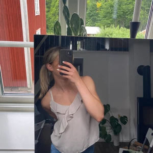 Beige topp - Beige topp med volanger, bra skick!!🤍