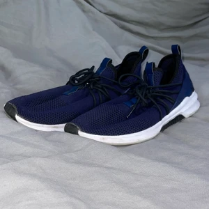 Soc träningsskor i storlek 45 - Nypris 600 kr, Soc träningsskor i mörkblå färg. Har haft på mig två till tre gånger så inget slitage.