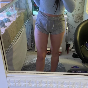 Shorts - Snygga gråa mjukisshorts från bikbok i strl xs! knappt använda så jättefint skick☺️🛍 30kr + frakt 26kr (ej spårbart, vill man ha spårbart blir det frakt 51kr) 