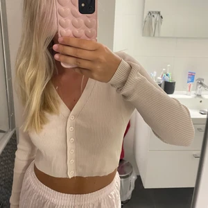 Beige kofta  - Beige kofta/topp från zara. Fint skick, storlek S❤️‍🔥