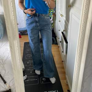 Mellanblå jeans med lös och rak passform