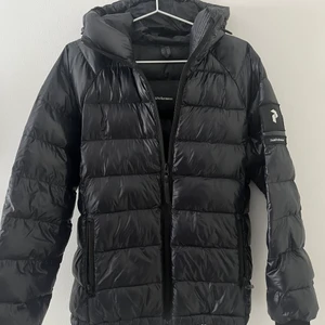 peak performance jacka  - Peak Performance jacka i väldigt bra skick.  Köpt förra året men knappt använd, därför jag säljer  Jackan finns inte längre att köpa.  nypris 1999kr