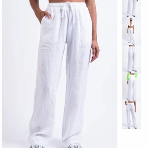 Vita linnebyxor - Säljer mina vita linnebyxor, använda en gång! Perfekt längd på mig som är 169 cm💕 köparen står för frakt