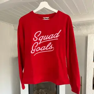 Säljer denna röda tröjan som jag använt mycket. Nopprig på en del ställen.  Skriv vid intresse eller om ni undrar något, köparen står för frakten❤️