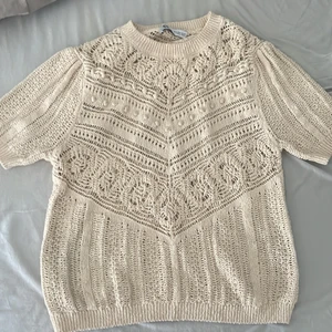 Stickad topp - Säljer nu denna stickade t-shirt från ZARA. Köpt i julas och använd drygt 5 gånger. Fint skick och inga fläckar eller liknande 💗💗