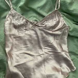 silkeslinne - finaste linnet i silkes, mer rosa i verkligheten. söta detaljer vid brösten & justerbara band. söt som fest topp - aldrig använd 