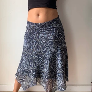 Trendig lowwaist Kjol! - Super fin lowwaist kjol! Köpt secondhand och sällan använd! 