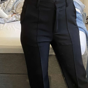 Madlady kostymbyxor  - Nu säljs mina sparsamt använda kostymbyxor från madlady. Då jag vill köpa ett par lågmidjade.🌸