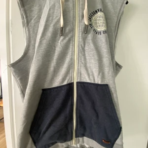Träningshoodie utan ärmar - En träningshoodie utan armar, storlek L. Knappt använd.