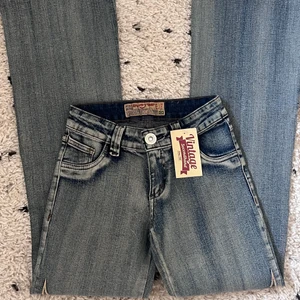 Jeans - ❗️HÖGSTA BUD 500kr+frakt‼️Super coola jeans med ”mönster” på. Köpta i Spanien i en vintagebutik. Passar mig perfekt i längd som är 167, dock är dom uppsydda så lätt att göra dom längre. Skulle säga att dom passar ända från xxs- liten m.