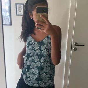 Linne - Säljer detta supersköna v-ringadelinnet pga att det inte kommer till användning längre. Stl Xs men passar också S då det finns en dragkedja på sidan, pris kan diskuteras privat🫶🏽💕