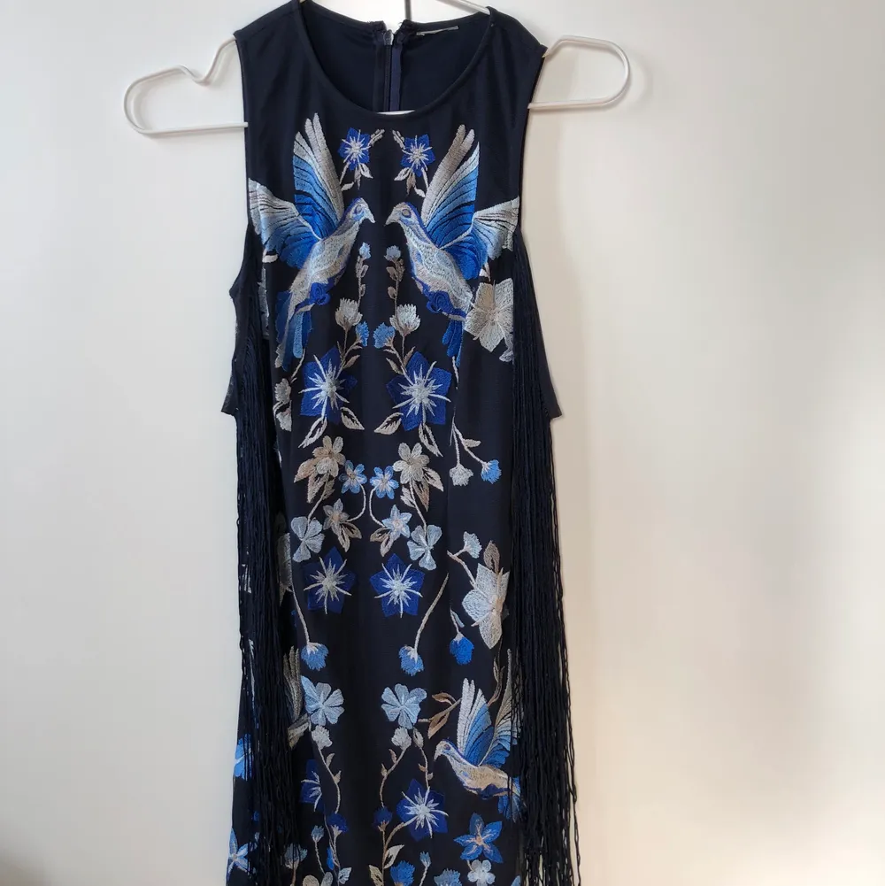 Superfin mörkblå klänning med broderade detaljer, endast provad. Passar strl XS. Klänningar.