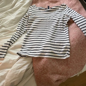 Randig gant tröja - En svart randig gant tröja i storlek XS som även passar mig och jag brukar ha S 90kr + frakt som kan delas på