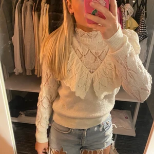 Stickad tröja  - Jätte söt tröja från Gina tricot i storlek xs med fina volanger över axlarna. Kommer tyvärr inte till användning då jag tycker den är så fin🥺🥺 Har användt tröjan få tal gånger och är i bra skick😻 Skriv för fler bilder!!🫶🏻