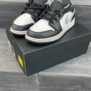 Air Jordan 1 Low - ⚠️OBS: andvänd ej KÖP NU!⚠️ Air jordan 1 low i färgen ”black white gray”. Färgerna passar alla outfits! Välanvända men bra skick, nya skosnören medföljer. Köptes för 2500, säljes för 900. Köparen står för frakt :)