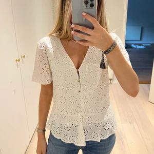 Zara topp - En fin Zara topp/blus med broderingar i storlek M🤍🤍 Den har ett hål längst ner men går lätt att sy igen