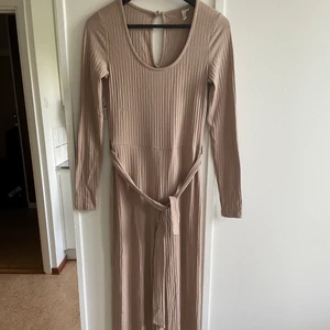 Jumpsuit beige/brun - Beige/brun jumpsuit från Nelly. Aldrig använd, endast provad. Storlek xs.
