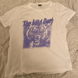 Gina t-shirt - En t-shirt från gina med ett tryck på i storlek L men jag är S och passar på mig lika bra säljer den för att jag inte använder den mera men fin annars