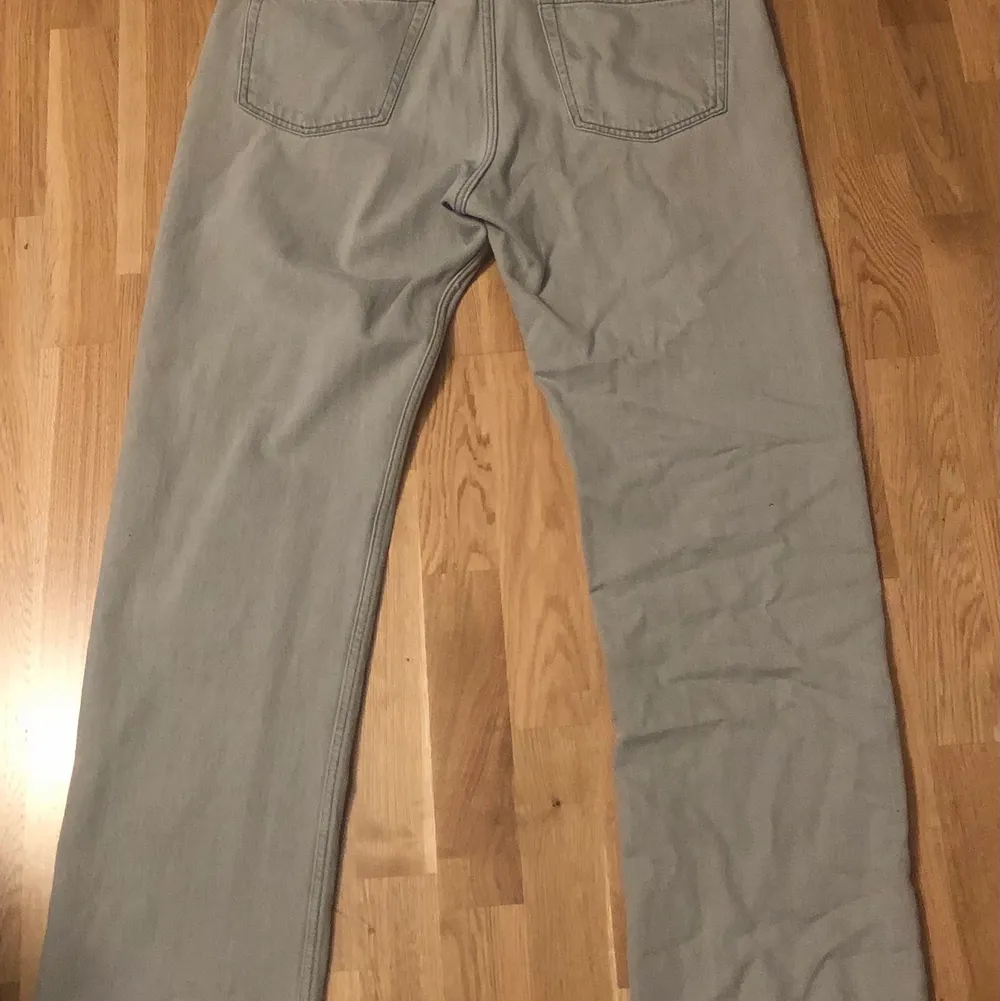 Ett par Weekday jeans i modellen 