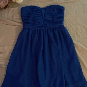 Blå klänning  - Blå klänning som är använd väldigt få gånger och säljs pågrund av att den är i fel storlek för mig