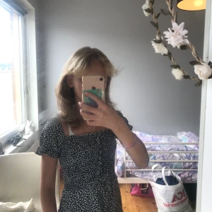 FB SISTER - Denna svarta klänning med vita fjärilar på har använts ca 3 ggr , jag hade denna klänning på min skolavslutning ☺️