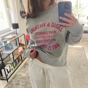 Zadig et Voltaire tröja  - Säljer min så så sköna och coola zadig college tröja med art is truth tryck 😍 använd ett fåtal gånger och nyskick! Alla stenar m.m. är kvar. Nypris ca 2000. Sitter bra på mig som har XS/S