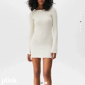 Pull and bear klänning - Så fin och populär klänning från pull and bear! Klänningen är slutsåld. Endast använd en gång. 🥰 Kontakta mig om du vill köpa, tryck ej på ”köp direkt” ❤️ postar i postnord påse ☺️