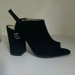 Tiamo, klackskor, strl 37 - 🌸svarta klackskor från Tiamo. Storlek 37, klackhöjd 10 cm. Använda fåtal gånger. Öppen vid tårna och knäppe bakom häl. (Se bild)🌸