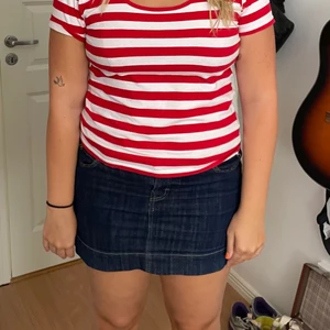 Röd vit t-shirt - En jättefin röd vit t shirt som aldrig kommer till användning, fått av mamma som hade den på tidigt 2000 tal💕 Köparen står för frakten