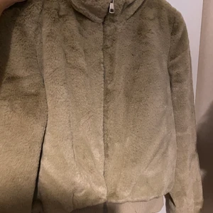 Mjuk jacka - Säljer min beige jacka som är helt oanvänd som är i storlek M. Den är ribbad där nere och vid händerna.