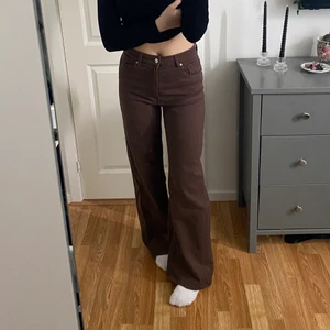 Jeans - Köp inte direkt! Högmidjade bruna jeans ifrån Hm, använda fåtal gånger och är fortfarande i perfekt skick! pris kan diskuteras💕 (köparen står för frakten)