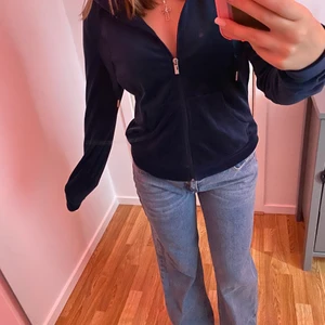 Kofta - Köp inte direkt! Mörkblå kofta från Gina tricot. Endast testad så precis som ny! Pris kan diskuteras💕 (köparen står för frakt)