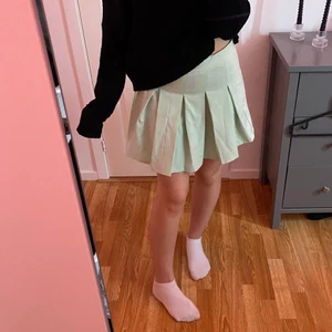 kjol - Köp inte direkt! Jätte söt mintgrön kjol ifrån pull&bear. Fåtal gånger använd och är i super fint skick!! Pris kan diskuteras💕 (köparen står för frakt)