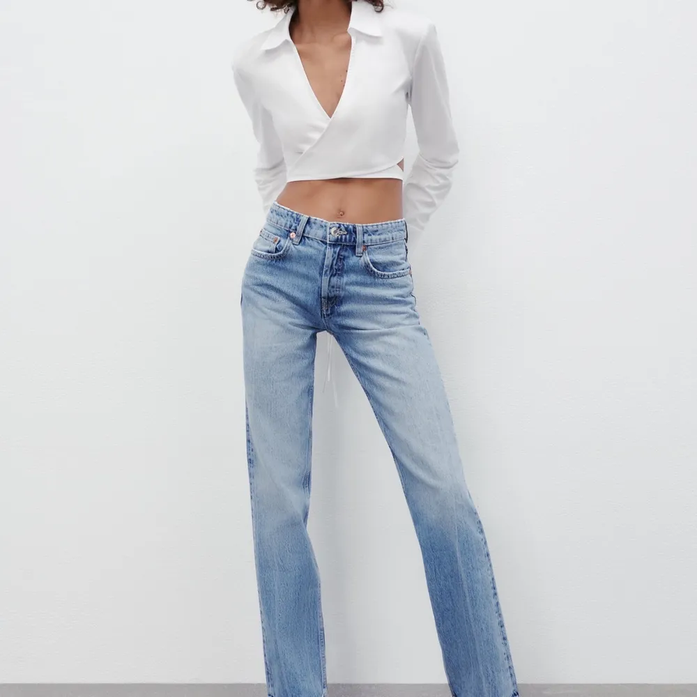Säljer mina mid rise jeans full lenght från Zara i storlek 34, helt slutsålda och sitter så snyggt❤️‍🔥❤️‍🔥❤️‍🔥. Jeans & Byxor.