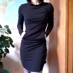 Svart Hoodiedress - Cool hoodiedress från Nelly. Kan både användas casual och kläs upp för fest!