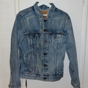 Levi’s jeansjacka - Köptes för några år sedan för 1295kr. Väldigt fin jacka utan skador. Passar inte mig längre tyvärr så den får gå vidare