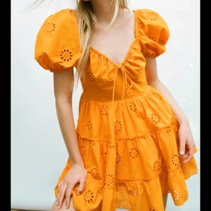 Zara klänning - Säljer min slutsålda zara klänning då jag glömde och skicka tillbaka den! Färgen är verkligen så snygg nu till sommaren när man är lite brun! Storlek S och enbart testad, nypris 559kr säljer för 250kr+frakt (om många är intresserade blir det budgivning)