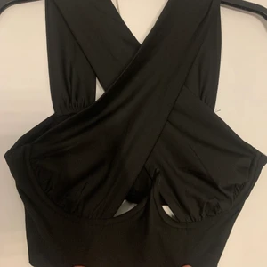 Shein top - Hej, säljer denna crop toppen som jag aldrig använd 💕 skriv gärna om ni vill ha fler bilder på den😊 köparen står för frakten.