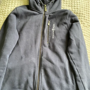 Sail racing hoodie mörk blå  - Använd 1-2 gånger annars i ny skick original 1000