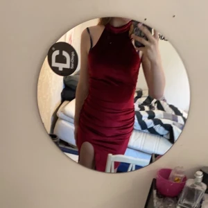 Nelly klänning storlek S - Klänningen sitter väldigt bra använd Max 5ggr 200kr plus frakt