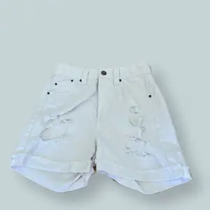 Jag säljer vita shorts för 45kr de är nästan i nytt skick jag fick de i present och jag säljer de för storleken