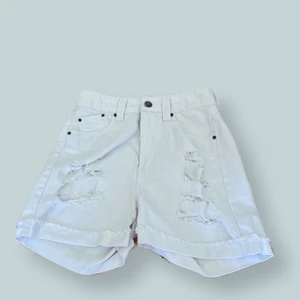 Jean shorts - Jag säljer vita shorts för 45kr de är nästan i nytt skick jag fick de i present och jag säljer de för storleken