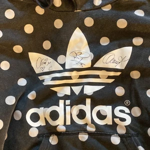 Adidas hoodie med autografer - En hoodie med autografer av felix sandman, omar rudberg och oscar från the foo! Den har även en autograf av robin bengtsson på armen men man kan låtsas som att det står ett annat namn om man vill det😂