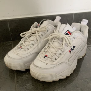 Fila sneakers i stl 37.5 - Vita Fila sneakers i stl 37.5. Köpta från ASOS för 1100kr. Fint skick. Köparen står för frakten.