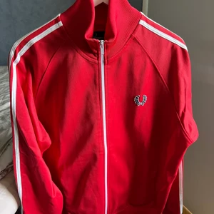 Fred perry - Röd fredperry tröja med dragkedja i mitten. Går hela vägen till halsen. Bra skick inte använt så många gånger. Storlek medium. 